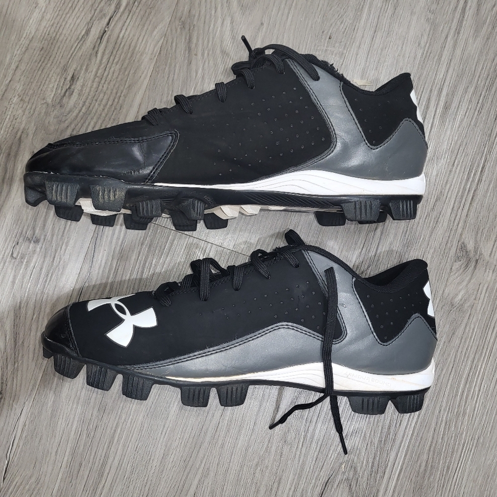 Under Armour molded baseball / softball cleats